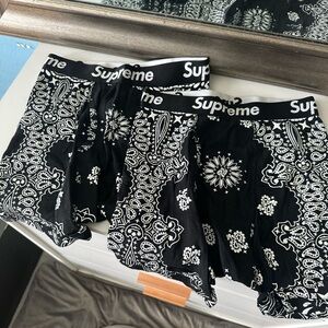 BRAND NEW UNUSED Supreme x Hanes Boxer Briefs size S Black Paisley